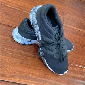 Adidas black tennis shoes size 8